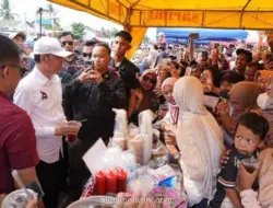 Jokowi Jajan Es Teh Manis di Sentra UMKM Maliosewu Lampung