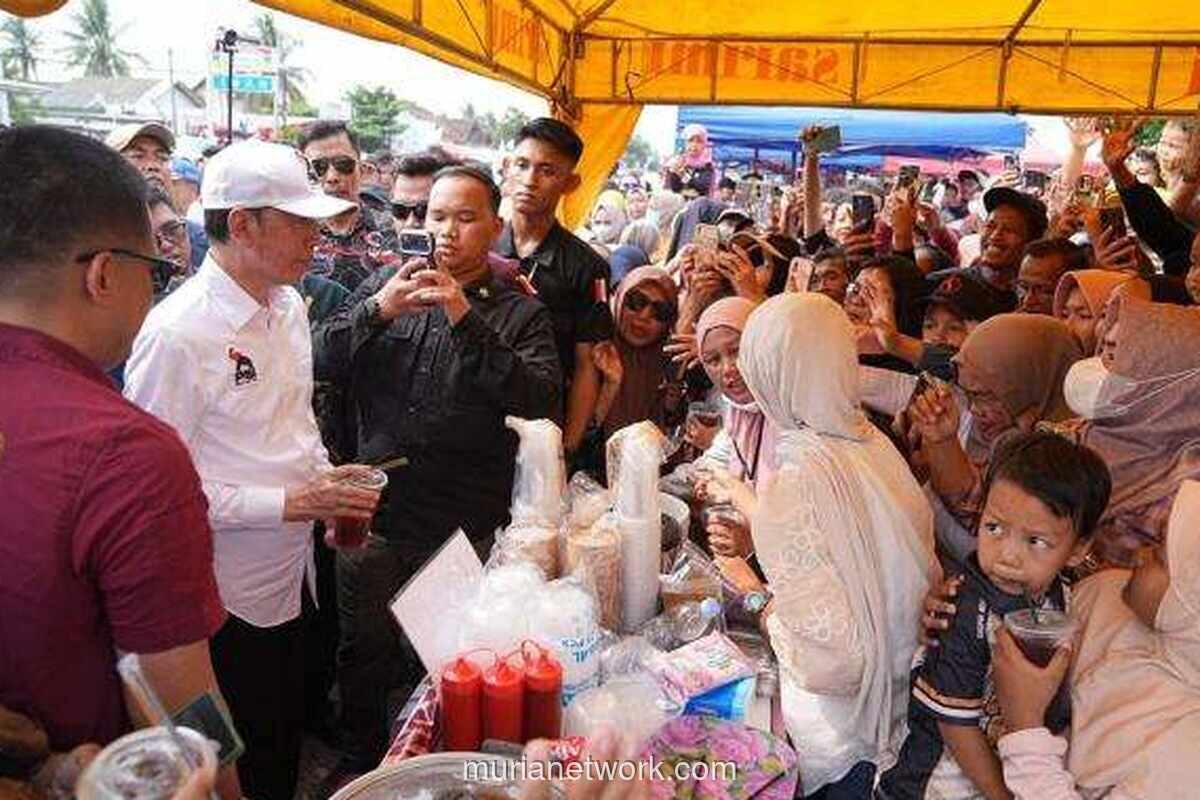 Jokowi Jajan Es Teh Manis di Sentra UMKM Maliosewu Lampung