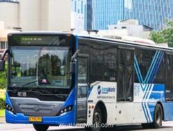 Bus Transjakarta Tabrak Separator di Jakarta Timur, Kemacetan Panjang Terjadi