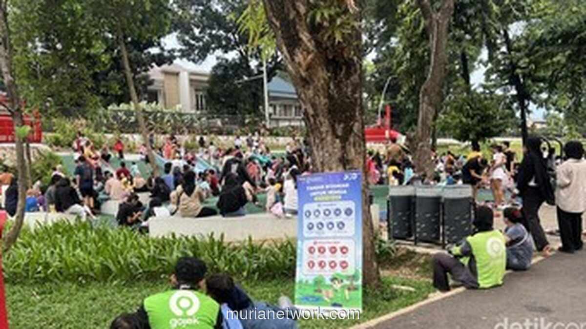 Pengemudi Ojol di Jakarta Rela Nonaktifkan Aplikasi Demi Temani Tiga Anak Bermain di Taman Bendera Pusaka