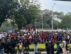 Mahasiswa UBK dan MH Thamrin Long March ke Patung Kuda, Lalin Dialihkan Imbas Aksi