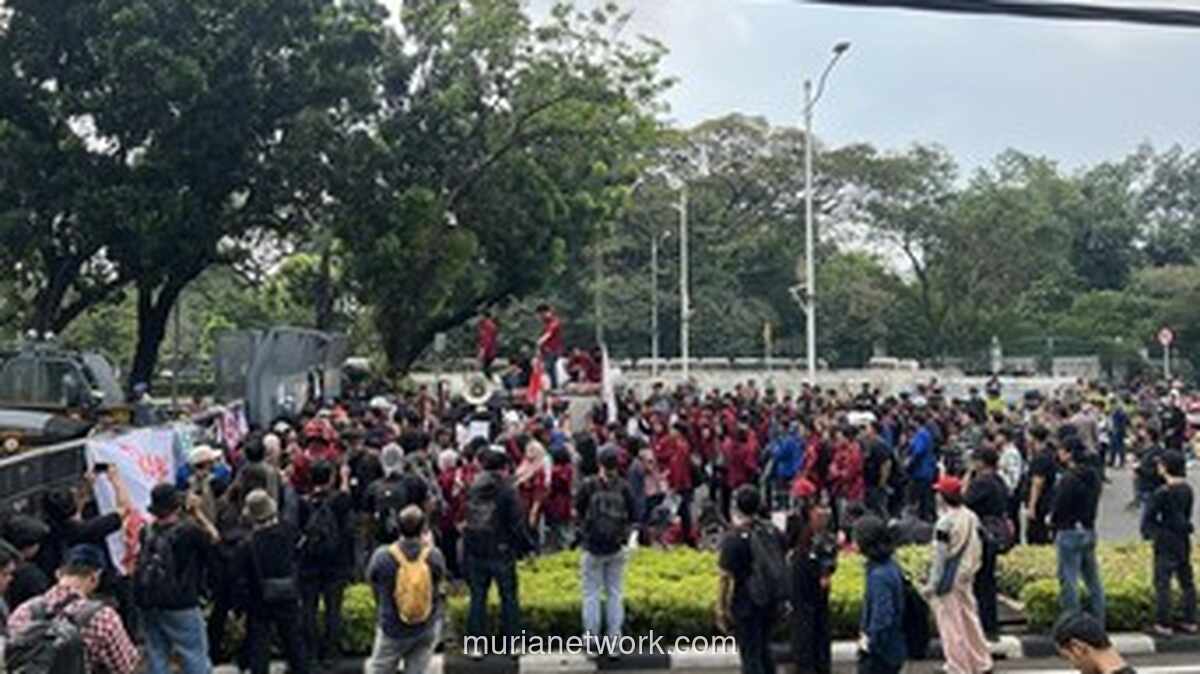 Mahasiswa UBK dan MH Thamrin Long March ke Patung Kuda, Lalin Dialihkan Imbas Aksi