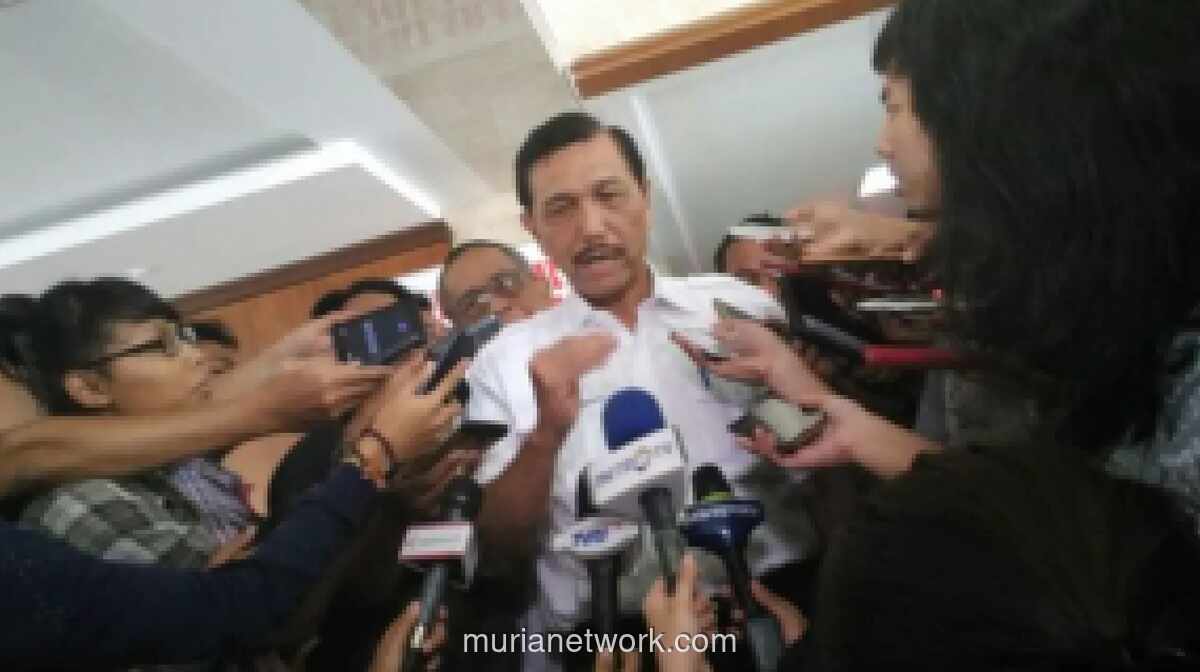 Luhut Optimistis Ekonomi RI Tetap Tumbuh Meski Kemiskinan Naik Akibat Harga Pokok Melonjak