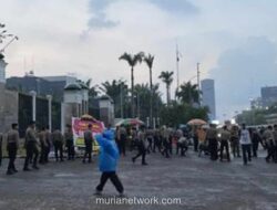 Ribuan Mahasiswa Bubarkan Diri dari Depan DPR, Long March Menuju Semanggi