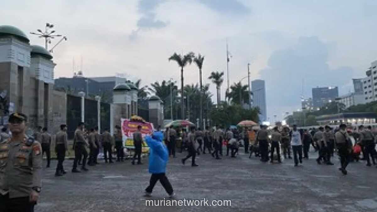 Ribuan Mahasiswa Bubarkan Diri dari Depan DPR, Long March Menuju Semanggi