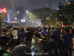 Massa Mahasiswa Mulai Bubar dari Kawasan Sudirman, Sejumlah Orang Tanpa Almamater Masih Bertahan
