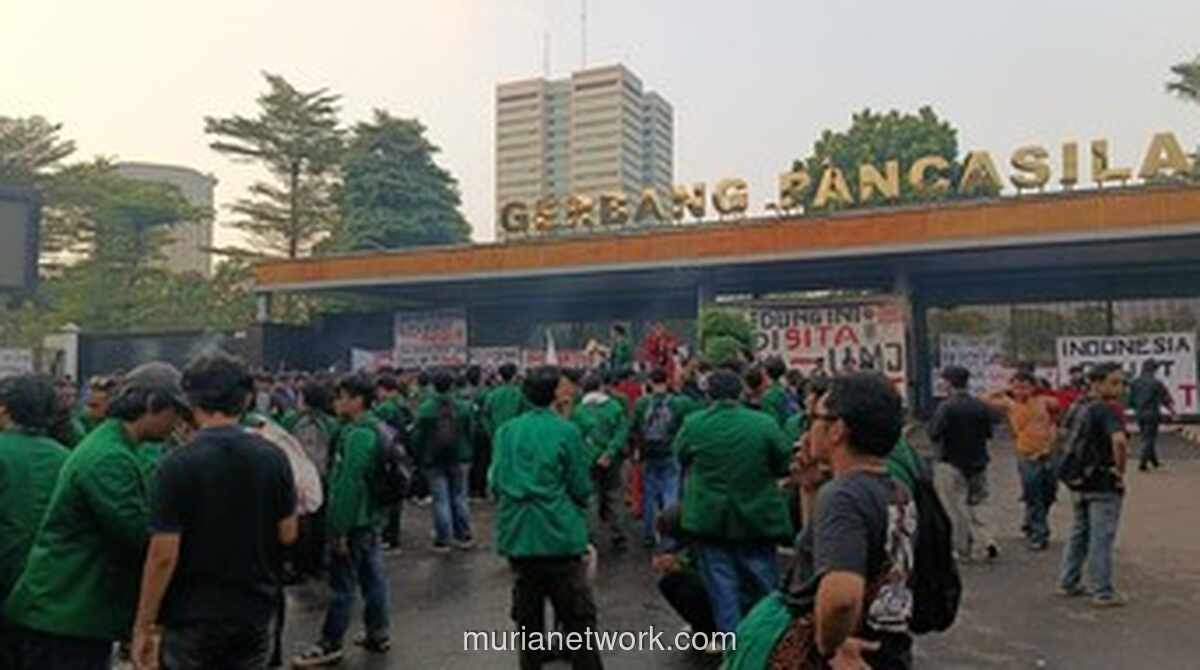 Mahasiswa Jakarta Demo di Depan DPR, Soroti Rupiah Melemah dan Kasus Penyiraman Air Keras