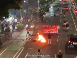 Demonstrasi di Salemba Raya Picu Macet Parah, Massa Bakar Benda di Jalan