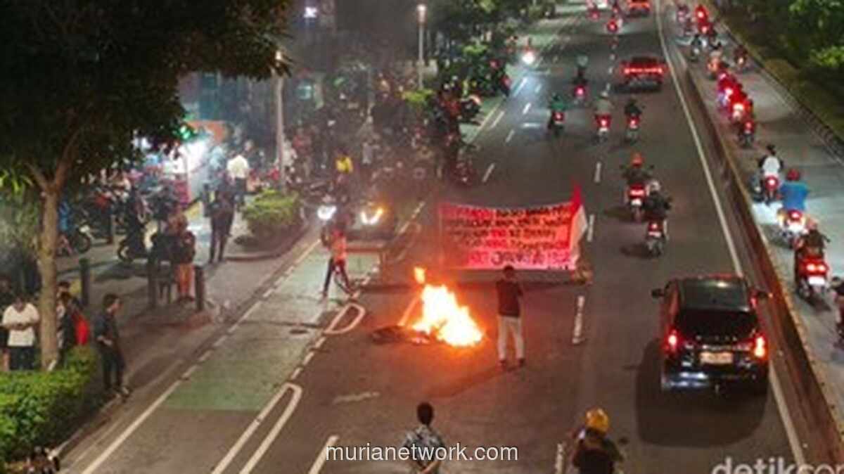 Demonstrasi di Salemba Raya Picu Macet Parah, Massa Bakar Benda di Jalan