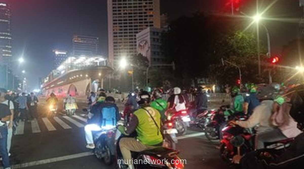 Massa Bubar, Jalan Sudirman Kembali Dibuka Usai Penutupan Total