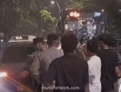 Polisi Bubarkan Aksi Warga Tolak Kenaikan BBM Nonsubsidi di Cikini