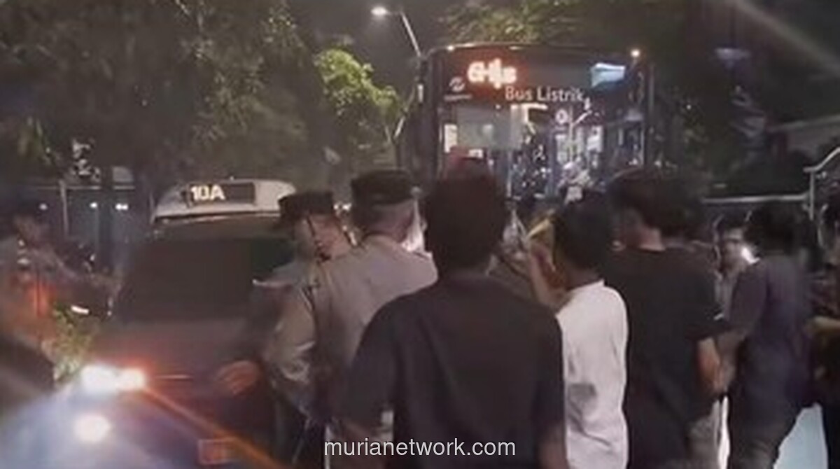 Polisi Bubarkan Aksi Warga Tolak Kenaikan BBM Nonsubsidi di Cikini