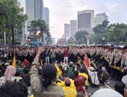 Ribuan Mahasiswa UT dan Unas Padati Dukuh Atas, Lalu Lintas MH Thamrin Macet Parah