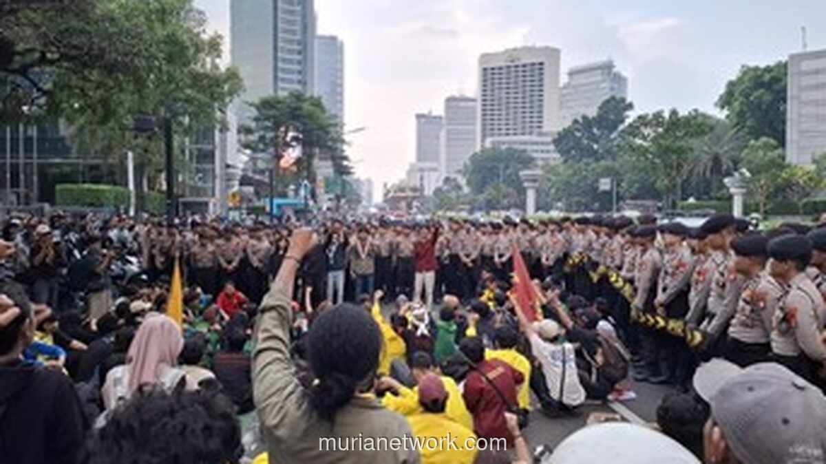 Ribuan Mahasiswa UT dan Unas Padati Dukuh Atas, Lalu Lintas MH Thamrin Macet Parah