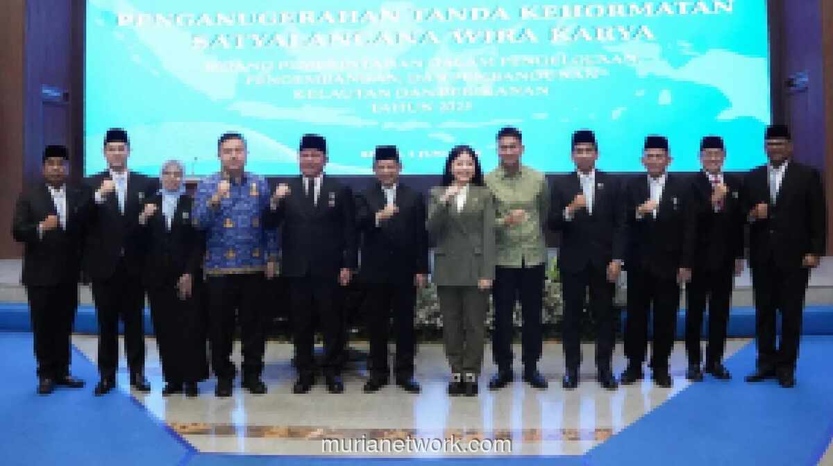 Mendagri Serahkan Satyalancana Wira Karya kepada Tujuh Kepala Daerah atas Inovasi Kelautan dan Perikanan