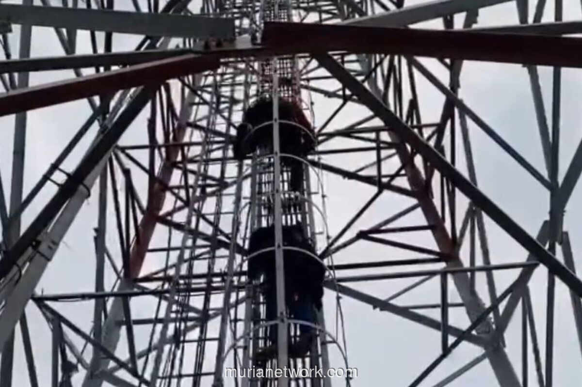 Pria Nekat Panjat Tower 52 Meter di Bandar Lampung, Dievakuasi Usai Negosiasi 2 Jam