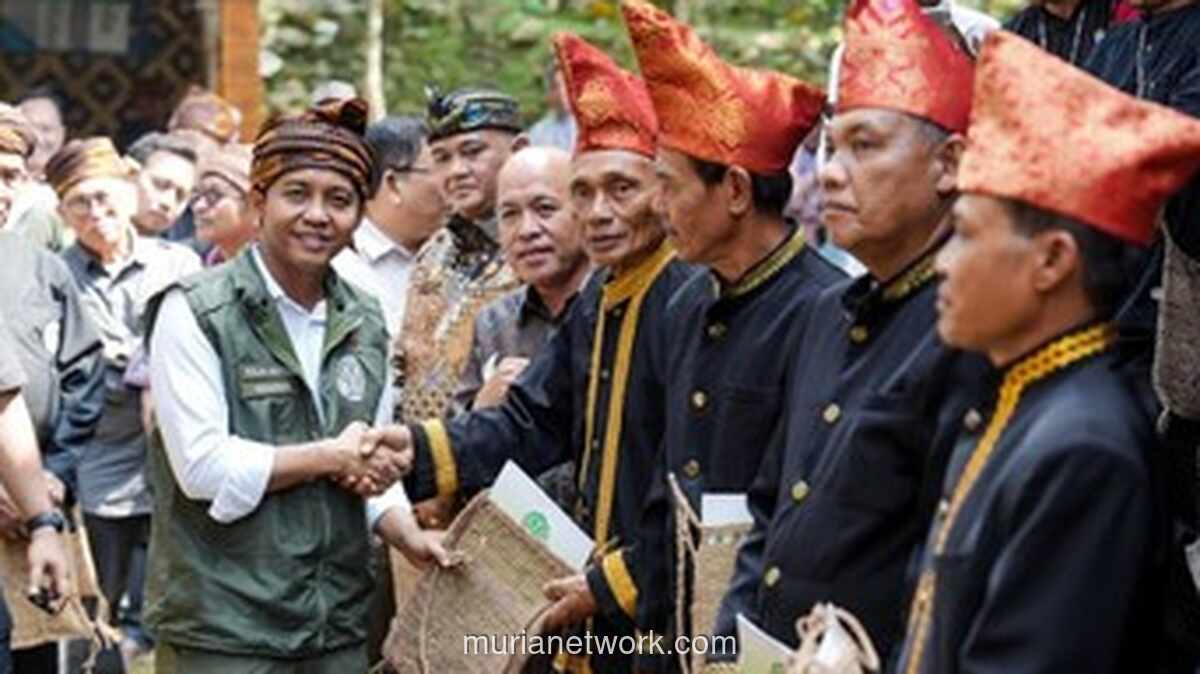 Menteri Kehutanan Serahkan SK Hutan Adat 1.175 Hektare untuk Putus Rantai Konflik dengan Komunitas Adat