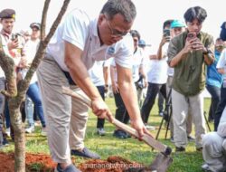 Menteri Lingkungan Hidup Canangkan Target Tanam Dua Miliar Pohon untuk Perkuat Ketahanan Iklim