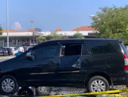 ASN Bangkalan Ditemukan Tewas di Mobil Dinas di Bandara Juanda, Polisi Selidiki Pria Misterius dalam CCTV