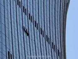 Pesawat Kecil Tabrak Gedung Tertinggi Beijing, Puing Berjatuhan