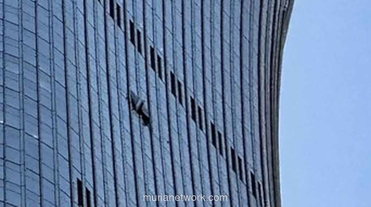 Pesawat Kecil Tabrak Gedung Tertinggi Beijing, Puing Berjatuhan