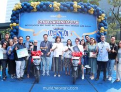 Presiden Direktur MNC Bank Serahkan Hadiah Motor dan Uang Tunai ke Nasabah di Jakarta, Depok, Bogor