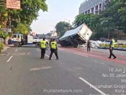 Mobil Box Muatan Biji Plastik Terguling di Flyover Pesing, Macet Parah Arah Cengkareng