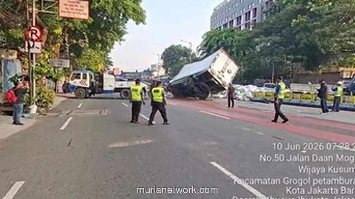 Mobil Box Muatan Biji Plastik Terguling di Flyover Pesing, Macet Parah Arah Cengkareng