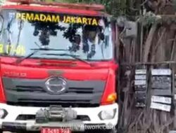 Mobil Damkar Tertimpa Balok Beton Gedung Dinas LH di Jakarta Timur, Satu Petugas Luka
