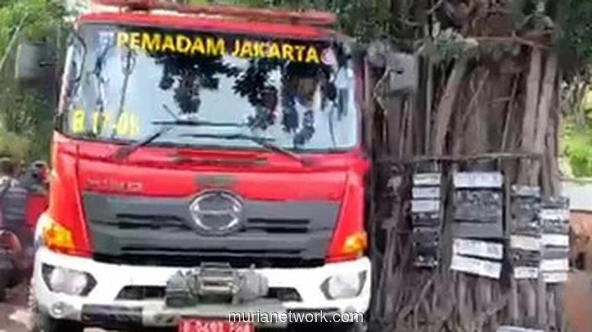 Mobil Damkar Tertimpa Balok Beton Gedung Dinas LH di Jakarta Timur, Satu Petugas Luka