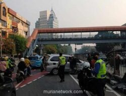 Minibus Tabrak Pagar Pembatas di Depan Atrium Jakarta Pusat, Lalin Tersendat
