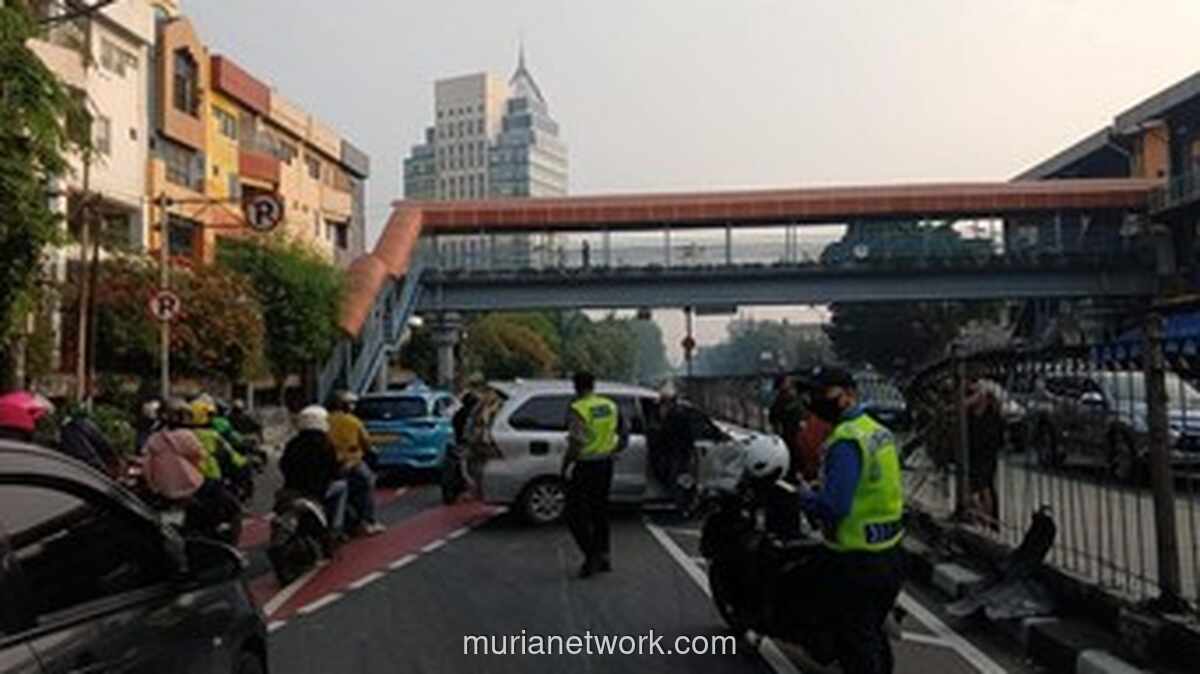 Minibus Tabrak Pagar Pembatas di Depan Atrium Jakarta Pusat, Lalin Tersendat