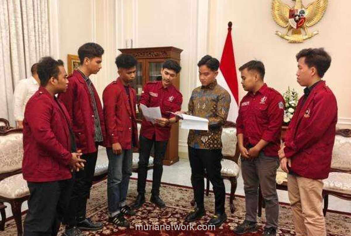 Gibran Temui Mahasiswa Usai Demo, Dialog hingga Salat Magrib Berjamaah