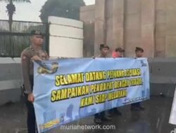 Polisi Tetap Kawal Aksi Demonstrasi di Depan DPR Meski Diguyur Hujan