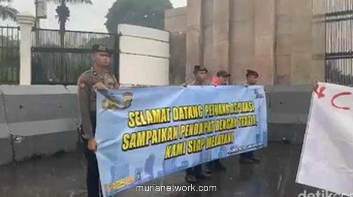 Polisi Tetap Kawal Aksi Demonstrasi di Depan DPR Meski Diguyur Hujan