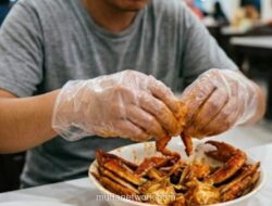 Pakar Lingkungan Peringatkan Risiko Kesehatan di Balik Kebiasaan Pakai Sarung Tangan Plastik Saat Makan