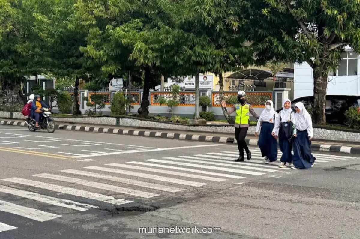 Polri Ingatkan Sanksi Pidana bagi Pengendara yang Tak Prioritasikan Pejalan Kaki di Zebra Cross