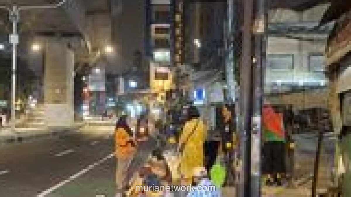 Pak Haji, Dermawan Misterius yang Rutin Bagikan Uang ke Warga Miskin di Jakarta Tengah Malam