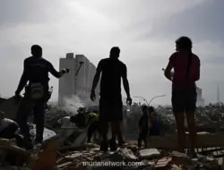 Ibu di Venezuela Gali Reruntuhan dengan Tangan Kosong Cari Anak yang Hilang Akibat Gempa Kembar
