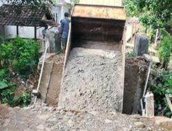 Jembatan Penghubung Tiga Desa di Pandeglang Ambruk Diterjang Truk Pasir, Akses Warga Terputus