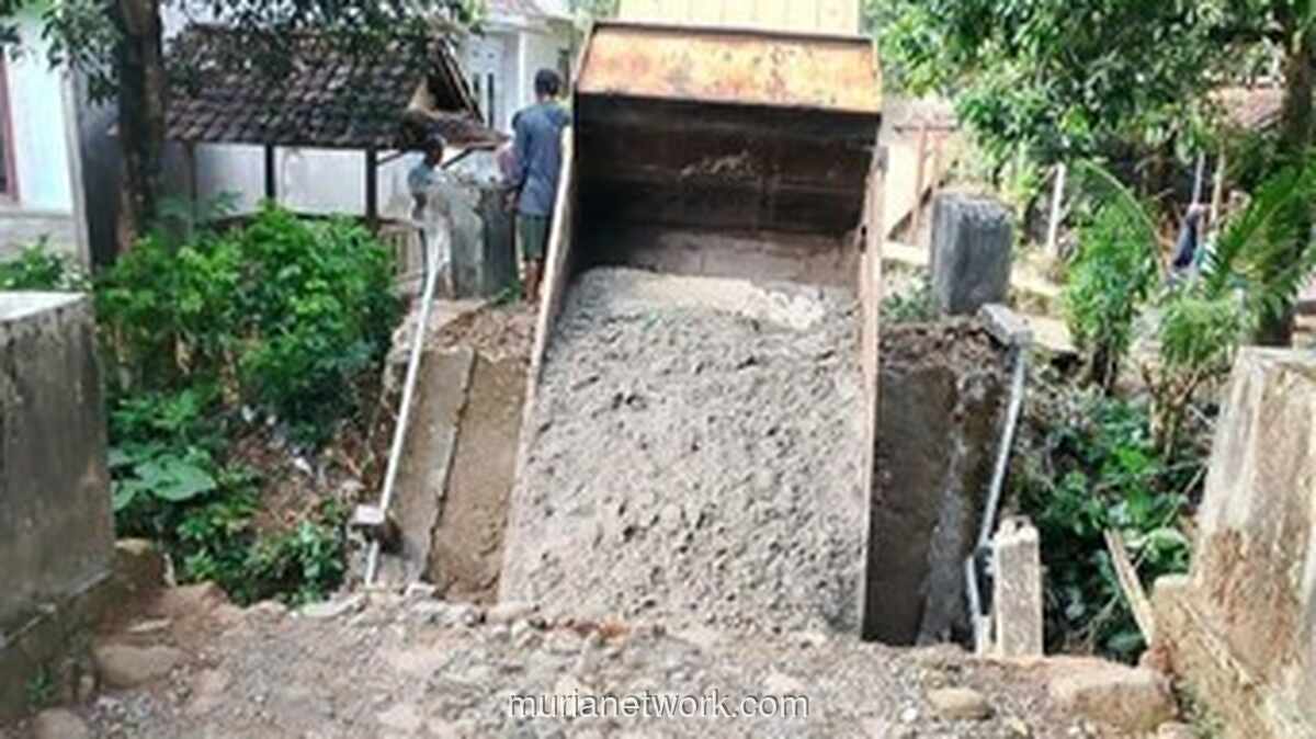 Jembatan Penghubung Tiga Desa di Pandeglang Ambruk Diterjang Truk Pasir, Akses Warga Terputus