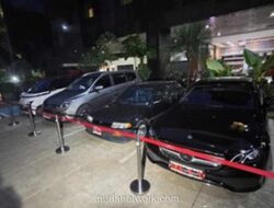 KPK Angkut Barang Bukti OTT Imigrasi Jakarta Barat: Mobil Mewah, Motor Trail, hingga Valas Diamankan