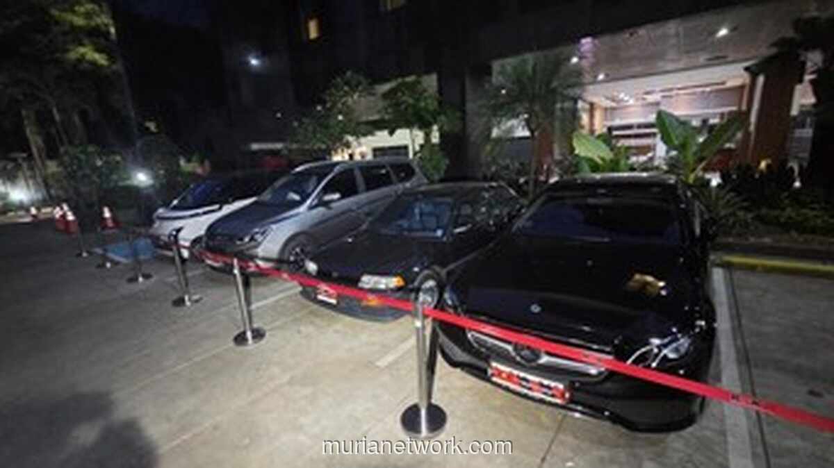 KPK Angkut Barang Bukti OTT Imigrasi Jakarta Barat: Mobil Mewah, Motor Trail, hingga Valas Diamankan