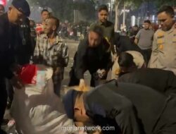 Polisi Bersihkan Sisa Aksi Mahasiswa di Thamrin Usai Demo Berakhir