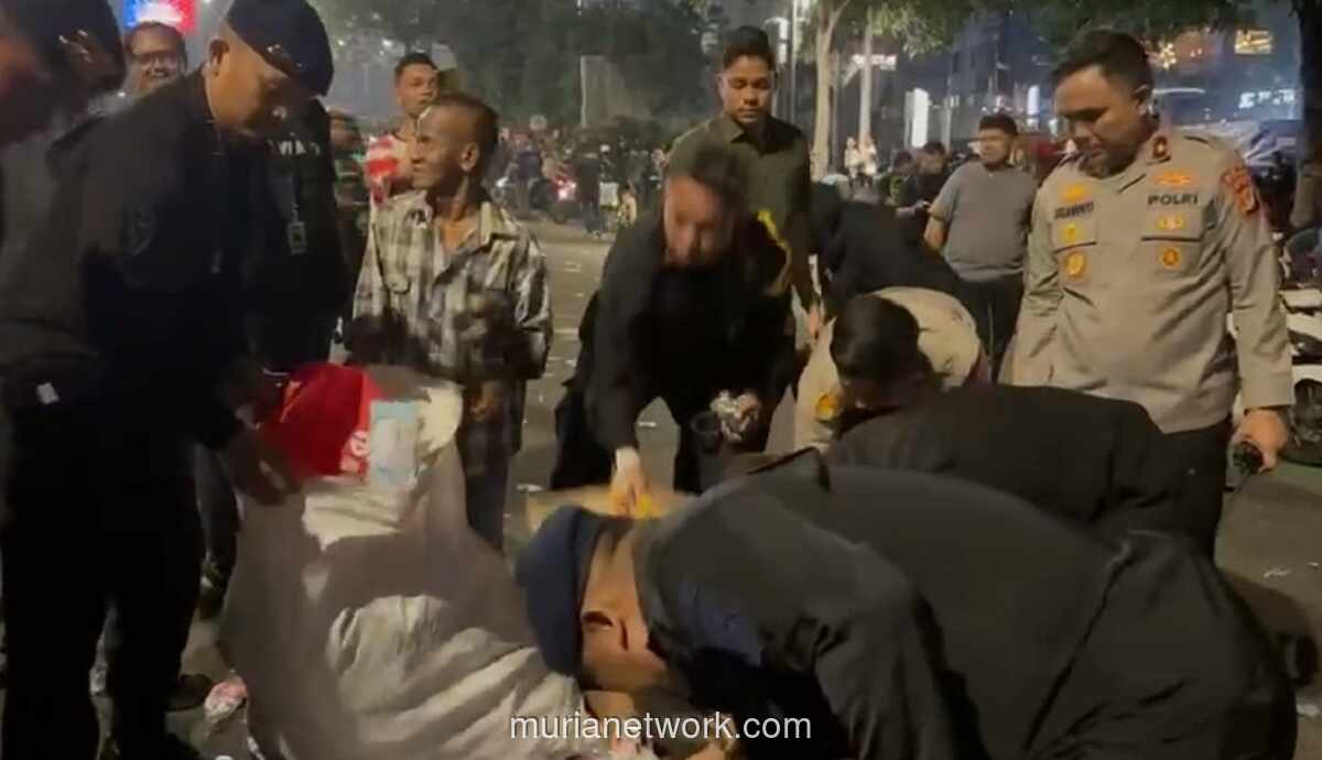 Polisi Bersihkan Sisa Aksi Mahasiswa di Thamrin Usai Demo Berakhir