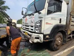 Truk Wing Boks Tabrak Sejumlah Motor di Bekasi, Diduga Rem Blong