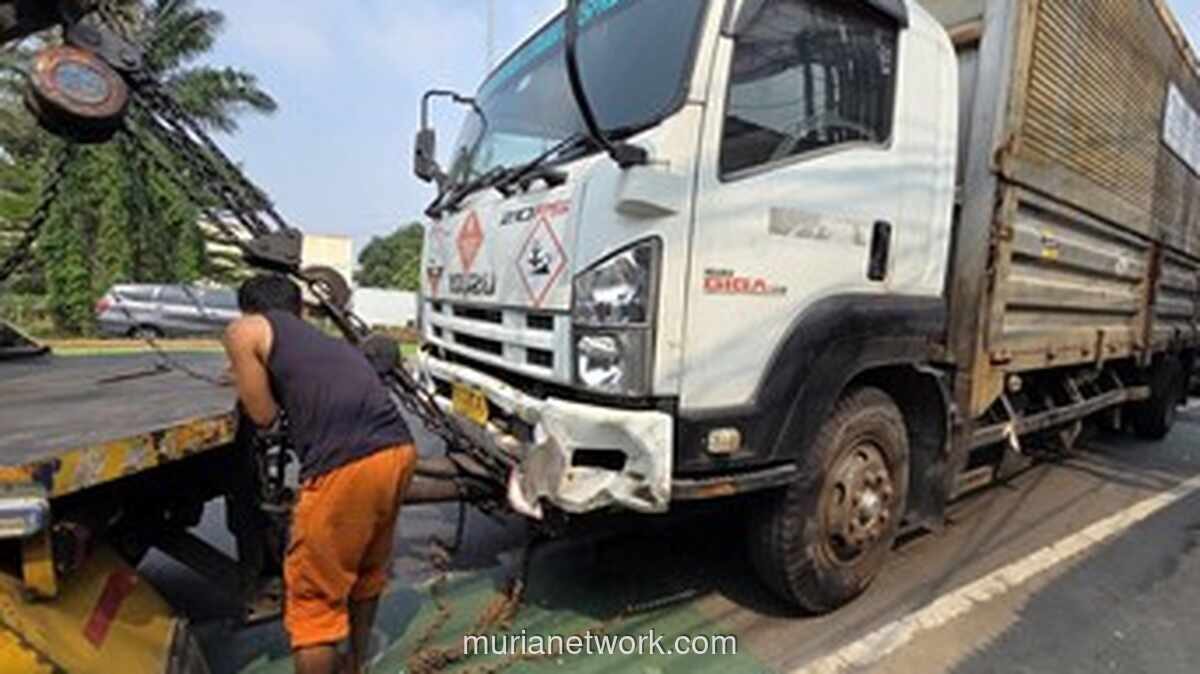 Truk Wing Boks Tabrak Sejumlah Motor di Bekasi, Diduga Rem Blong