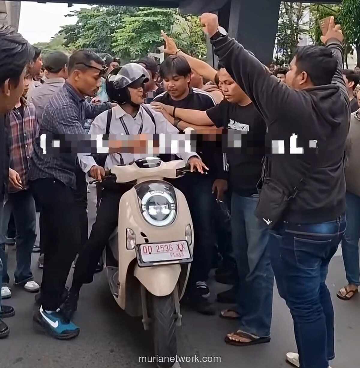 Pengendara Motor Nyaris Dikeroyok Massa Saat Coba Terobos Aksi Badko HMI di Makassar