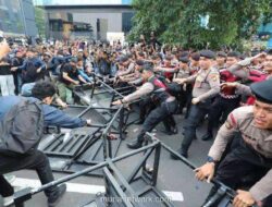 Aksi Mahasiswa Menuju Bundaran HI Terkendala, Terjadi Dorong-dorongan dengan Aparat