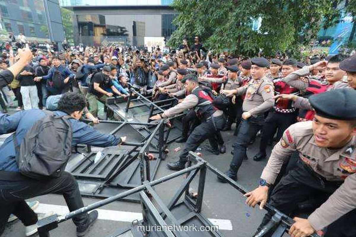 Aksi Mahasiswa Menuju Bundaran HI Terkendala, Terjadi Dorong-dorongan dengan Aparat